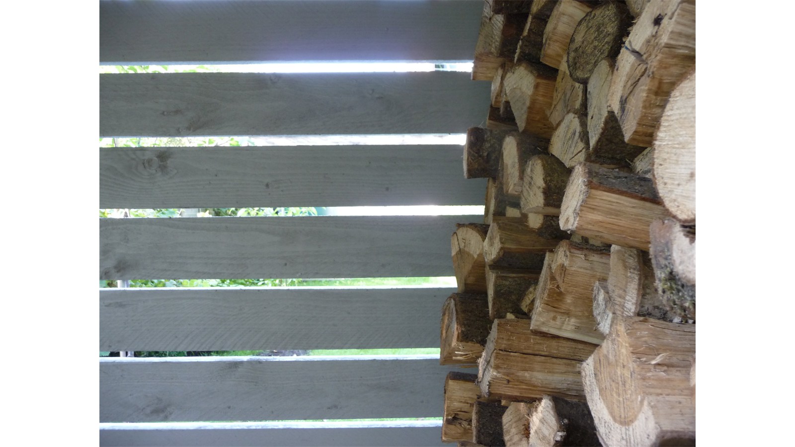 Holzlager  Raumkontrast Kleine Oase