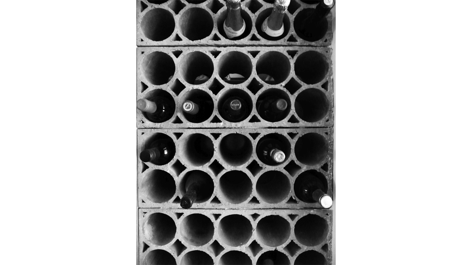 Weinregal Gartenanlage mit Sitzbereich  Raumkontrast Kleine Oase